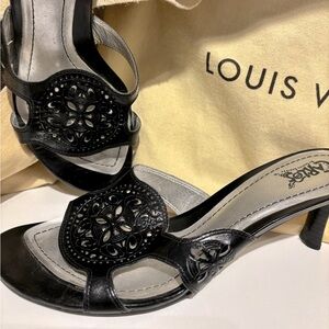 Carlos Santana Slingback Leather Sandal
Sexy style 
Real leather 
Wood 3” heel